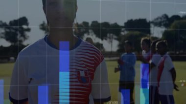 Şebeke görünümü, sporu analitiği gösteren dünya haritası çizgisi çizelgesini gösteren bir futbolcuyu tetikliyor. Atletik, takım çalışması, veri görselleştirme, spor analizi, dijital grafikler, açık hava, aktif