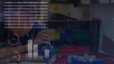 Sınıftaki çeşitli okul öğrencileri üzerinde veri işleme animasyonu. Küresel eğitim, işletme, bağlantılar, hesaplama ve veri işleme kavramı dijital olarak oluşturulmuş video.