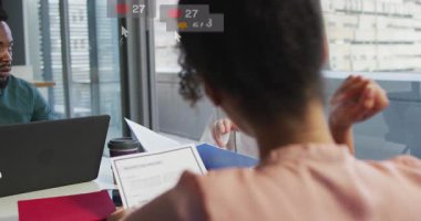 Muhtelif adamların iş arkadaşlarına stratejiyi açıklamasıyla ilgili bilgilendirme çubuklarının animasyonu. Dijital bileşik, çoklu pozlama, sosyal medya anımsatıcı, planlama, takım çalışması ve teknoloji kavramı.