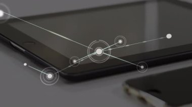 Tablet, akıllı telefon ve akıllı telefon üzerindeki simgelerle bağlantı ağının animasyonu. Küresel iş, bağlantılar ve dijital arayüz kavramı dijital olarak oluşturulmuş video.