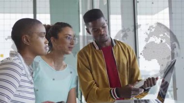 Ofisteki çeşitli iş adamlarının dünya haritası ve küresinin animasyonu. Küresel iş, bilgisayar ve dijital arayüz kavramı dijital olarak oluşturulmuş video.