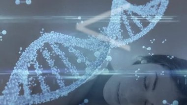 İkili kodlama ve DNA yapısı, vr kulaklık takan erkek cerraha karşı dönüyor. Küresel bilim veri işleme ve dijital arayüz konsepti dijital olarak oluşturulmuş video.