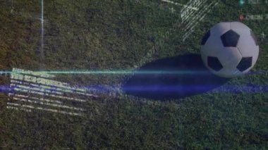 Beyazlı futbolcu üzerinden finansal veri işleme animasyonu. Küresel spor, iş, finans, bilgisayar ve veri işleme kavramı dijital olarak oluşturulmuş video.