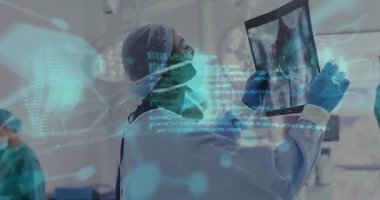Hastanedeki doktorun röntgen incelemesi üzerine tıbbi veri işleme animasyonu. Sağlık, teknoloji, inceleme, tanı, analiz