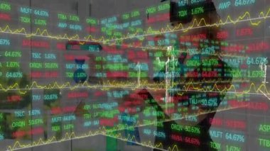 VR kulaklık kullanılarak iş kadını üzerinden finansal veri işleme animasyonu. Küresel iş, finans, bilgisayar ve veri işleme kavramı dijital olarak oluşturulmuş video.