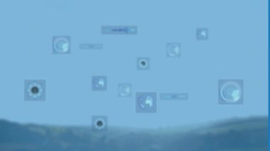 Çoklu yuvarlak tarayıcının animasyonu ve gökyüzüne karşı dağlarla birlikte peyzaj üzerinde işlenen veri. Bilgisayar arayüzü ve iş teknolojisi kavramı