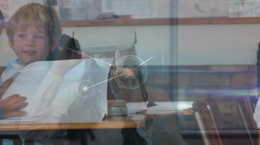 Bileşik görüntü beyaz bir kadının sanal gerçeklik kulaklığı taktığını ön planda bağlı çizgiler ve daireler olduğunu gösteriyor. Çocuk üzgün görünüyor ve ağır çekimde..