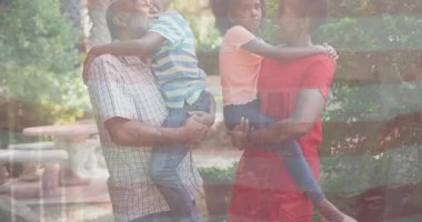 Afro-Amerikan ailesinin kucaklaşması üzerine Amerikan bayrağının animasyonu. Vatanseverlik, aile ve dijital arayüz kavramı dijital olarak oluşturulmuş video.