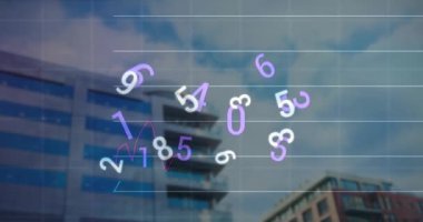Şehir manzarası üzerinde finansal veri işleme animasyonu. Küresel finans, iş, bağlantılar, hesaplama ve veri işleme kavramı dijital olarak oluşturulmuş video.