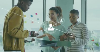 Ofisteki çeşitli iş adamlarının simgeleriyle bağlantı ağının animasyonu. Küresel iş, finans, hesaplama ve veri işleme kavramı dijital olarak oluşturulmuş video.