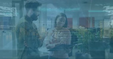 Video, bir ofiste çalışan ve veri işlemek için çeşitli ekranlar kullanan insanları gösteriyor. Ayrıca 6G teknolojisinin bir şehirde insanları ve cihazları birbirine bağlamak için nasıl kullanılabileceğini gösteriyor..