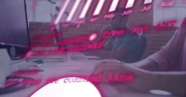 İş arkadaşları akıllı telefonu kaldırıyor ve bar çizelgesi gibi yazıyorlar. İş analizi için kod kaydırıyorlar. İşbirliği, analitik, teknoloji, dijital, iletişim, yenilik, profesyonel