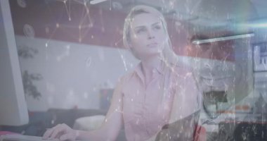 Ofiste bilgisayar başında çalışan düşünceli beyaz kadın üzerinden bağlantı ağının animasyonu. Küresel iletişim, iş, veri ve dijital arayüz kavramı dijital olarak oluşturulmuş video.