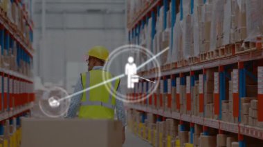 Depodaki beyaz erkek işçilerin ikonlarla olan bağlantılarının animasyonu. küresel iş ve dijital arayüz kavramı dijital olarak oluşturulmuş video.