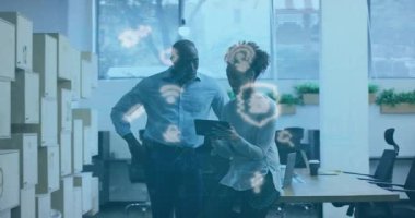 Ofisteki çeşitli iş adamları üzerinde asma kilit ve veri işleme animasyonu. Küresel siber güvenlik, iş, bağlantılar, hesaplama ve veri işleme kavramı dijital olarak oluşturulmuş video.