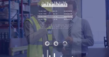 Yönetici lojistik için grafikleri başlatırken HUD 'yi gösteren bir pano işçisi. Depo, analitik, kaplama, işbirliği, takım çalışması, sanayi, güvenlik