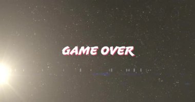 3D, Game Over 'ı metin titreşimi ve açık mesaj şeklinde biçimlendirirken kamera kapanmadan geri çekiliyor. Dijital, fütüristik, soyut, sinematik, canlı, uzay, bilim kurgu