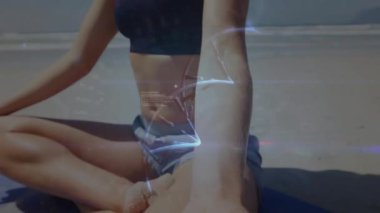 Kadın plajda meditasyon yaparken, sağlık teknolojisi gövdeyi tararken ve kimliğini açıklarken elini uzatıyor. Zen, farkındalık, fütürizm, teknoloji, maneviyat, doğa, sükunet