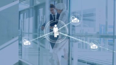 Genç bir iş kadını genç beyaz bir işadamıyla konuşuyor ve ona güneşli modern bir ofisin balkonunda bir tablet bilgisayar gösteriyor. Küresel bağlantılar iş ve teknoloji kavramı dijital olarak oluşturulmuş video.