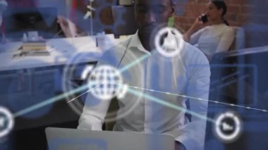 Afro-Amerikan iş adamının ofisindeki bağlantı ağının animasyonu. Küresel finans, iş, bağlantılar, hesaplama ve veri işleme kavramı dijital olarak oluşturulmuş video.