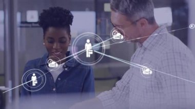 Muhtelif meslekdaşların ofiste iş görüşmesi üzerine bağlantı ağının animasyonu. Küresel iş, iletişim, bağlantılar ve dijital arayüz konsepti dijital olarak oluşturulmuş video.