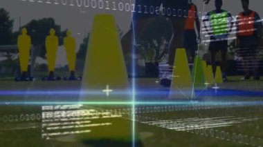 Animasyon, egzersiz yapan çeşitli erkek futbol oyuncuları üzerinde veri işleme. Küresel spor ve dijital arayüz kavramı dijital olarak oluşturulmuş video.