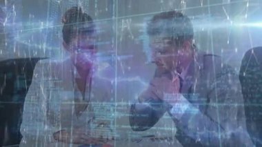 Ofisteki çeşitli iş adamları üzerinde bağlantılar ve veri işleme ağının animasyonu. Küresel finansman, iş ve dijital arayüz kavramı dijital olarak oluşturulmuş video.