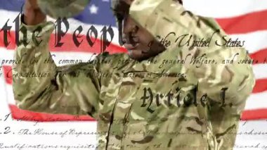 Amerikan bayrağının animasyonu ve Afro-Amerikan erkek asker üzerine yazılmış metin. Vatanseverlik ve kutlama konsepti dijital olarak oluşturulmuş video.