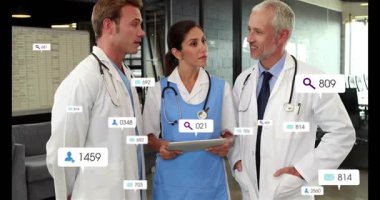Tıbbi profesyoneller klinikte yüzen dijital simgeleri görüyor, tablet verilerini vurguluyorlar. Sağlık, takım çalışması, teknoloji, hastane, profesyonellik, dijital, tıbbi