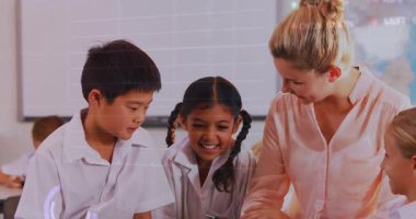 Telefon kulaklığı kullanarak iş adamlarından veri işleme animasyonu. Küresel iş bağlantıları veri işleme ve teknoloji konsepti dijital olarak oluşturulmuş video.