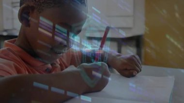 Afro-Amerikan gülümseyen çocuğun kitap yazması üzerine ışık tutarak kalkanda asma kilit animasyonu. Dijital bileşik, çoklu pozlama, güvenlik, çocukluk, okul, şifreleme ve eğitim kavramı.