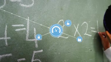 Asyalı bir kızın tahtaya yazı yazması ve okulda gülümsemesi üzerine dijital simge ağının animasyonu. Okul, eğitim ve teknoloji kavramı