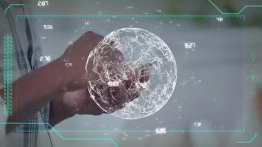 Akıllı telefon kullanarak veri işleme ve küreyi ele geçirmenin animasyonu. Küresel iş ve dijital arayüz kavramı dijital olarak oluşturulmuş video.