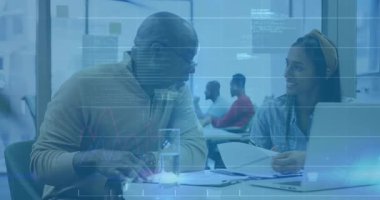 Ofisteki çeşitli iş adamları üzerinde finansal veri işleme animasyonu. Küresel finans, iş, bağlantılar, hesaplama ve veri işleme kavramı dijital olarak oluşturulmuş video.