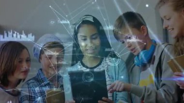Okulda tablet kullanan farklı öğrencilerle olan bağlantıların animasyonu. Ağ, bağlantılar, okul, eğitim ve öğrenme teknolojisi konsepti dijital olarak oluşturulmuş video.