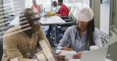 Muhtelif erkek ve kadınların ofiste tartıştığı istatistiksel veri işleme animasyonu. Bilgisayar arayüzü ve iş veri teknolojisi kavramı