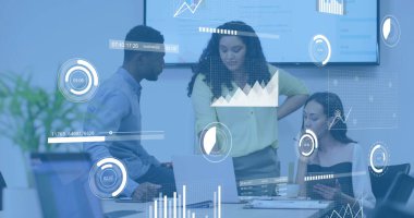 İş kıyafetleri içinde üç kişilik analiz ekibi toplantı odasındaki monitörde ve laptopta çizelgeleri inceliyor. Meslektaşlar, işbirliği, analitik, gösterge paneli, veri, görselleştirme, grafikler