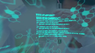 Çeşitli erkek ve kadın bilim adamları üzerinde veri işleme animasyonu. küresel bilim, veri işleme ve dijital arayüz kavramı dijital olarak oluşturulmuş video.