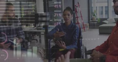 Çeşitli iş adamları üzerinde finansal veri işleme animasyonu. Küresel iş, bilgisayar ve dijital arayüz kavramı dijital olarak oluşturulmuş video.