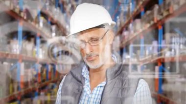 Depoda çalışan adamın veri işleme animasyonu. Küresel gönderim ve bağlantılar konsepti dijital olarak oluşturulmuş video.