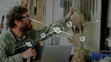 Pisti tıkırdatırken ve analitik veri kaplamasını başlatırken dönen kuş heykeli ustası. Zanaatkârlık, işçilik, dijital arayüz, ahşap işçiliği, yenilik, yaratıcılık, teknoloji