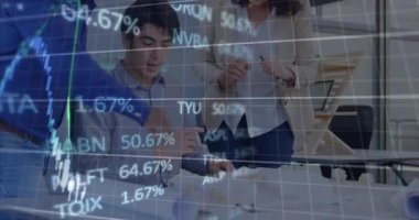 Bir plan üzerinde tartışan üç farklı mühendisin finansal veri işleme animasyonu. Küresel finans ve mimari mühendislik teknolojisi kavramı