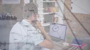 Bilgisayar ekranına yaslanan teknisyen animasyon ağını etkinleştirerek görsel bağlantıları örtüyor. Teknoloji, yenilik, veri, analiz, çalışma alanı, modern, dijital