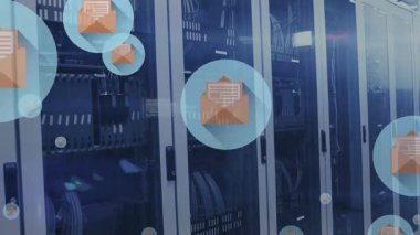 Bilgisayar sunucu odasında yüzen e- posta simgelerinin canlandırılması. Veri, e-posta, ağlar, dijital arayüz, iş ve iletişim, dijital olarak oluşturulmuş video.