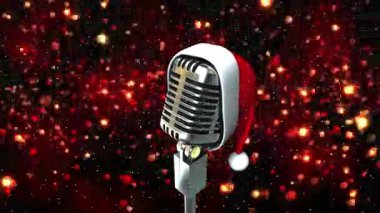 Mikrofona düşen kar animasyonu, Noel Baba şapkası ve siyah arka planda hafif lekeler. Noel, gelenek ve kutlama konsepti dijital olarak oluşturuldu.