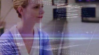 Ofisteki gülümseyen beyaz iş kadını üzerine finansal veri işleme animasyonu. Küresel finans, iş, bağlantılar, hesaplama ve veri işleme kavramı dijital olarak oluşturulmuş video.