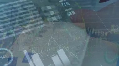 Boş ofis üzerinden bağlantı ve veri işleme ağının animasyonu. Ekonomi enerjisi ve Avrupa siyaseti kavramı dijital olarak üretilen video.