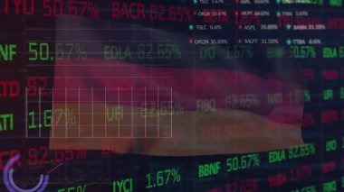 Arka plandaki taşıma bandındaki karton kutuların üzerinde finansal veri işleme animasyonu. İspanyol ekonomisi ve iş konsepti dijital olarak oluşturulmuş video.