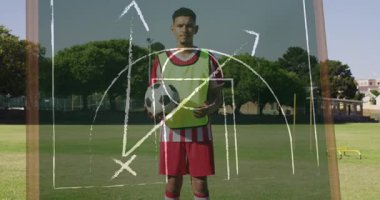 Stadyumdaki futbolcuların oyun planları. Küresel spor ve dijital arayüz kavramı dijital olarak oluşturulmuş video.