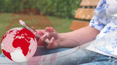 Parkta akıllı telefon kullanan bir kadının orta bölümündeki dönen kürenin animasyonu. Küresel ağ ve iş teknolojisi kavramı